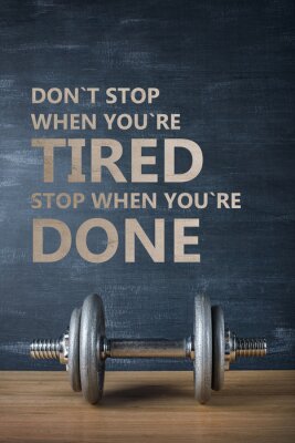 Sticker Metall Hantel auf dunkelgrauem Hintergrund und Motivation Text