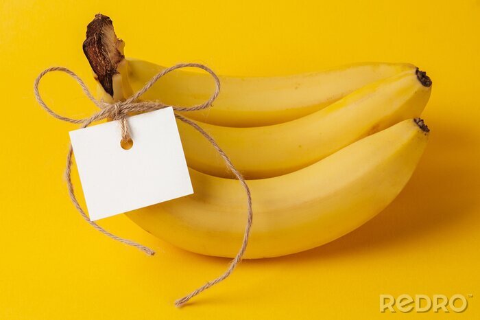 Sticker Mit Schnur gebundene Bananen auf gelbem Hintergrund