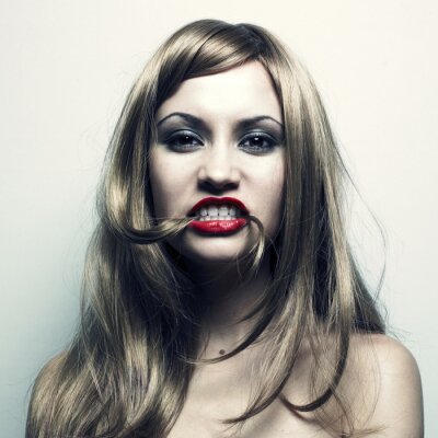 Modell mit roten Lippen