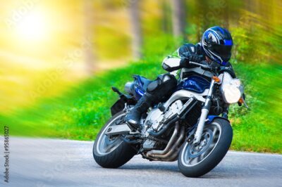 Motorradfahrer im Wald Straße