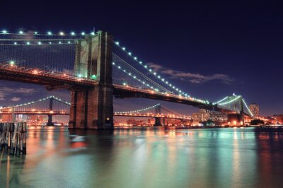 Nacht und Brücke von Manhattan
