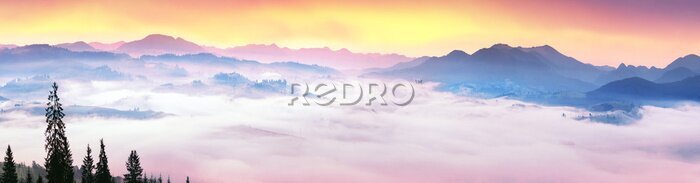 Sticker Nebliger Sonnenaufgang in den Karpaten