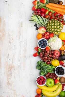 Sticker Obst und Gemüse auf der Hälfte des Tisches