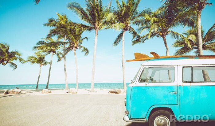 Sticker Oldtimer geparkt am tropischen Strand (Meer) mit einem Surfbrett auf dem Dach - Leisure Trip im Sommer. Retro-Farbeffekt