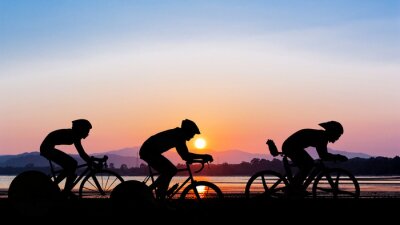 Radfahrer vor dem Hintergrund des Sonnenuntergangs