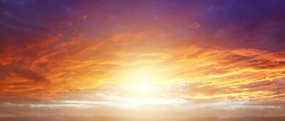 Rosa Wolken umgeben die untergehende Sonne