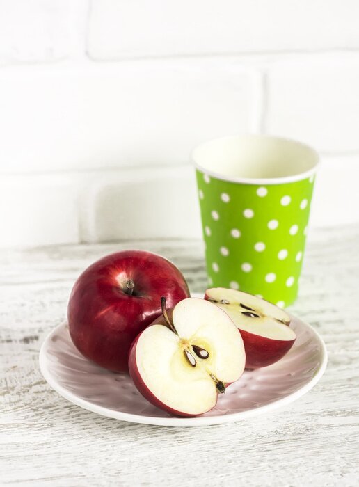 Sticker Roter Apfel auf einem Teller