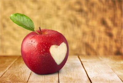 Sticker Roter Apfel auf einem Tisch aus Brettern