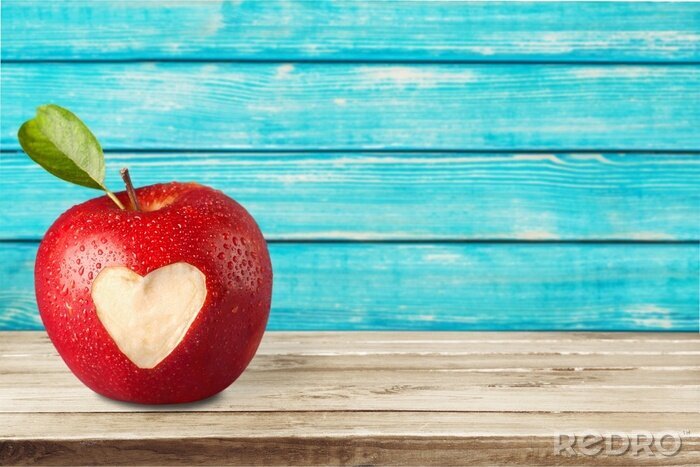 Sticker Roter Apfel mit Herz auf einem Tisch