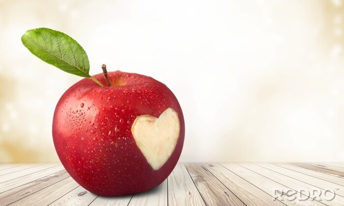 Sticker Roter Apfel mit weißem Herzen