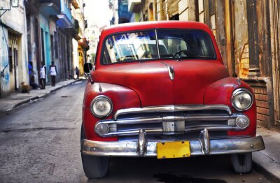 Rotes Fahrzeug in Kuba