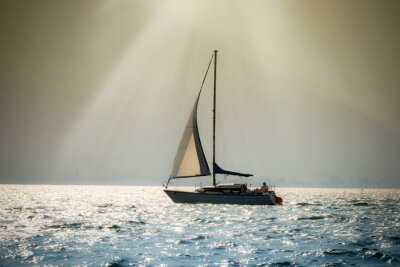 Segelboot in Sonnenstrahlen