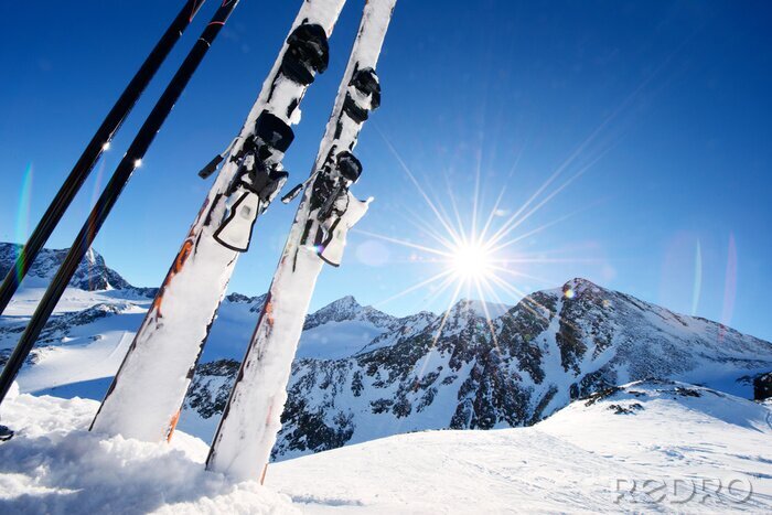 Sticker Skiausrüstung in hohen Bergen im Schnee im Winter