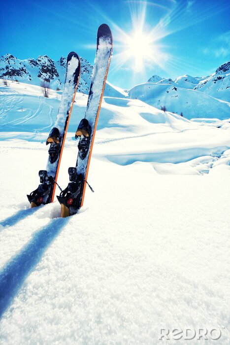 Sticker Skier im Schnee im Gebirge