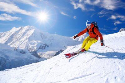 Sticker Skifahrer Ski-Abfahrt in den hohen Bergen gegen den blauen Himmel