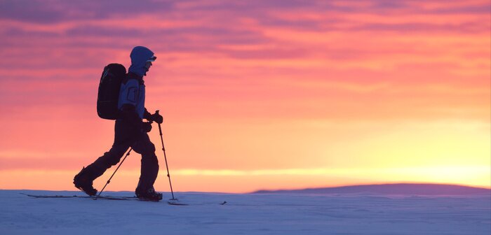 Sticker Skifahrer zu Fuß auf dem Berg
