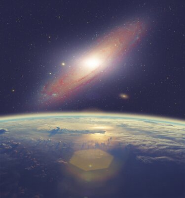 Sonnenaufgang über der Erde mit Blick auf die Galaxie