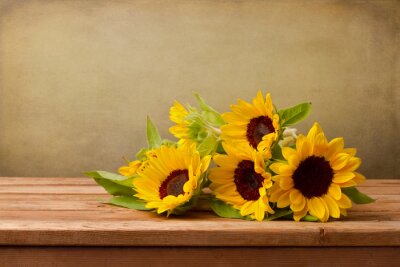 Sonnenblumenstrauß auf dem Tisch liegend