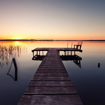 Steg in abendlichen Sonnenstrahlen
