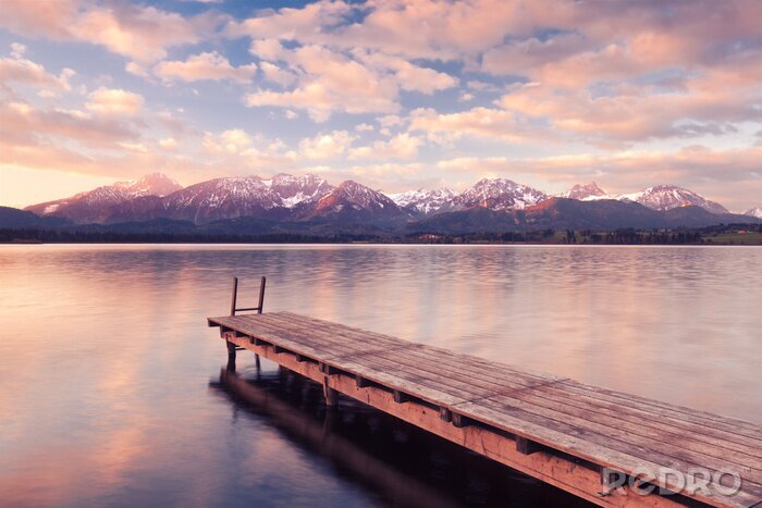 Sticker Steg mit Hochgebirgen im Hintergrund
