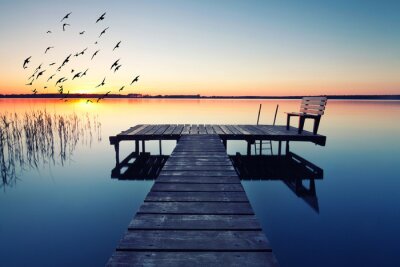 Steg über stillem See