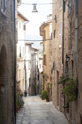 Steile Gasse mit grünen Akzenten