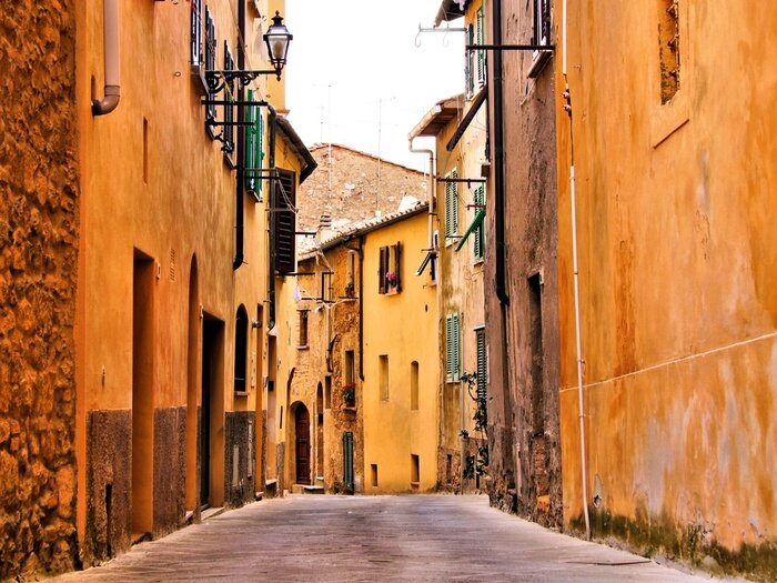 Sticker Straße bei orangefarbenen Gebäuden