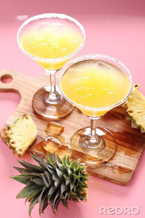 Sticker Süße Ananas Drinks in dreieckigen Gläsern