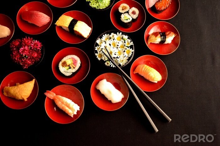 Sticker Sushi auf kleinen roten Tellern