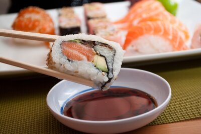 Sticker Sushi in Sojasauce getaucht