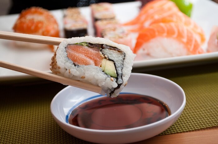 Sticker Sushi in Sojasauce getaucht