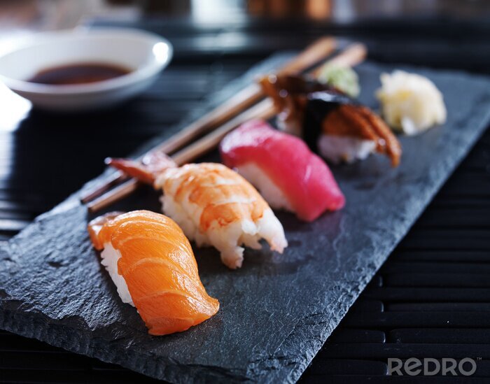 Sticker Sushi-Komposition auf einem Steintablett