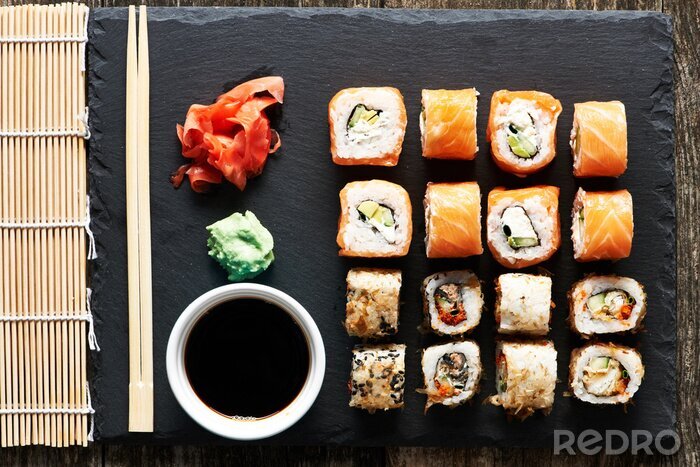 Sticker Sushi-Rollen auf einem Steintablett