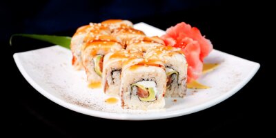 Sticker Sushi-Rollen auf einem weißen Teller