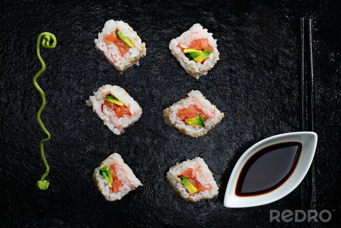 Sticker Sushi-Rollen auf schwarzem Hintergrund