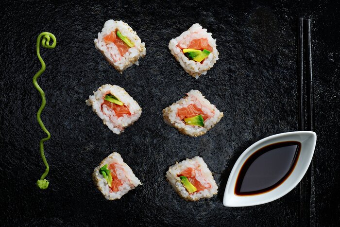 Sticker Sushi-Rollen auf schwarzem Hintergrund