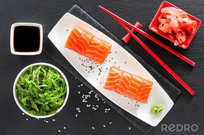 Sticker Sushi Zusammensetzung auf einem schwarzen Hintergrund