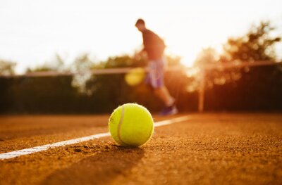 Tennisball auf sonnigem Tennisplatz