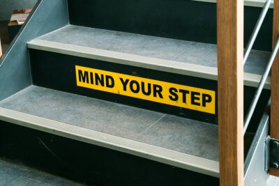Treppe mit Verstand Ihr Schritt Warnzeichen