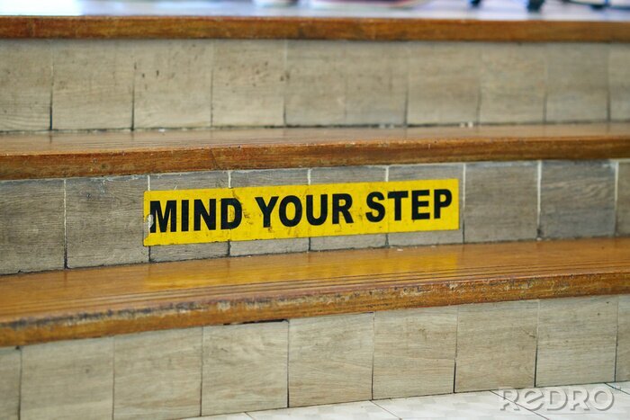 Sticker Treppen mit &quot;Mind your Step&quot; Sicherheitswarnung Zeichen über Slips, Tri