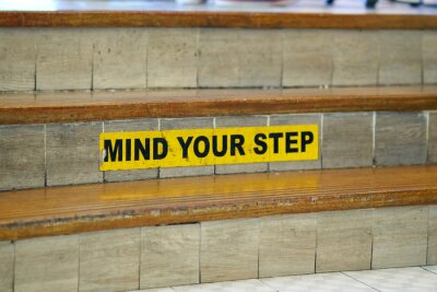 Sticker Treppen mit "Mind your Step" Sicherheitswarnung Zeichen über Slips, Tri