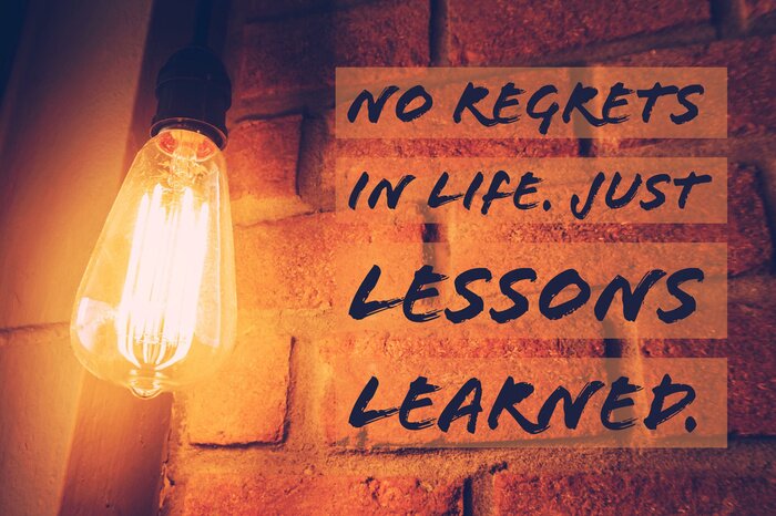 Sticker Typografischer Satz neben einer Glühbirne