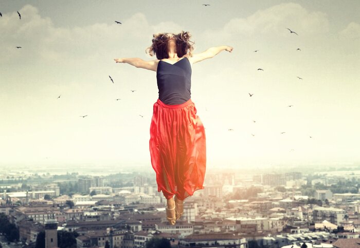 Sticker Über Stadt schwebende Frau