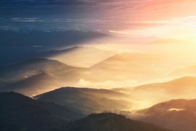 Sticker Wenn eine Nacht ein Tag wird. Schöne Hügel hell beleuchtet während der Sonnenaufgang.