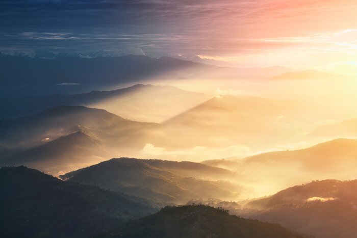 Sticker Wenn eine Nacht ein Tag wird. Schöne Hügel hell beleuchtet während der Sonnenaufgang.