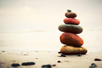 Sticker Steine ​​Pyramide auf Sand symbolisiert zen, Harmonie, Ausgeglichenheit