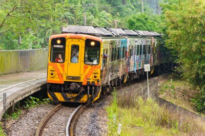 Sticker Zug mit Graffiti in der Natur