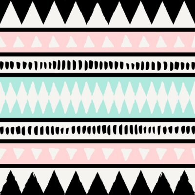 Tapete Ethnomuster mit Streifen und geometrischen Formen