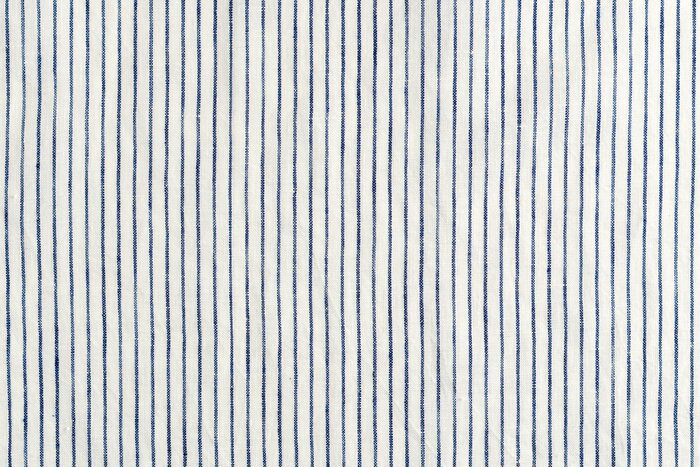 Tapete Motiv mit blauen vertikal angeordneten Streifen