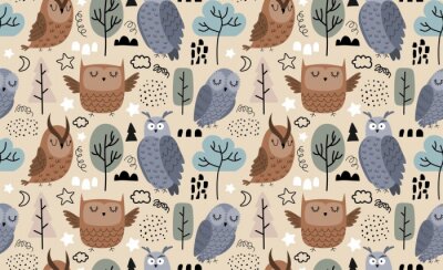 Tapete Niedliche Eulen in einem bunten Märchenwald